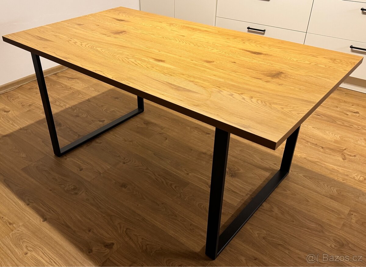 Jídelní stůl