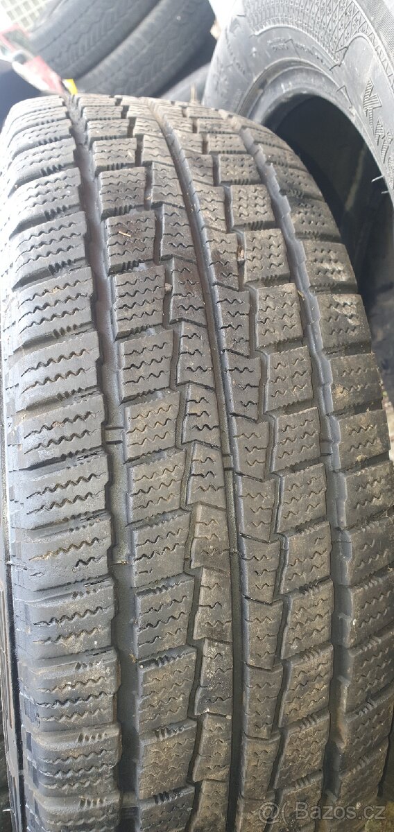 Prodám 2x zimní pneu 205/65 r15c 102/100t