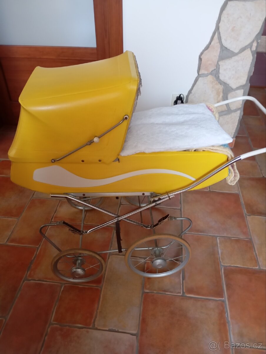 Retro kočárek pro panenky