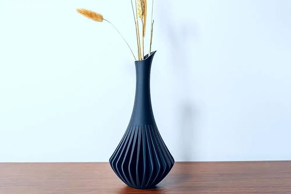 Štíhlá váza s elegantními zářezy-moderní dekorace