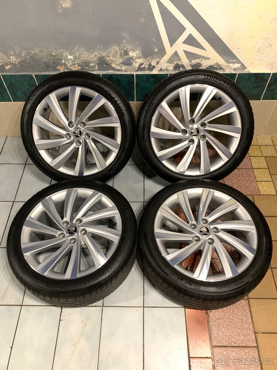 Alu kola Škoda R18 5X112 LETNÍ PNEU 225/45 R18 PERSEUS