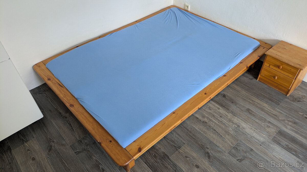 Dřevěná postel, matrace, rošt a noční stolek