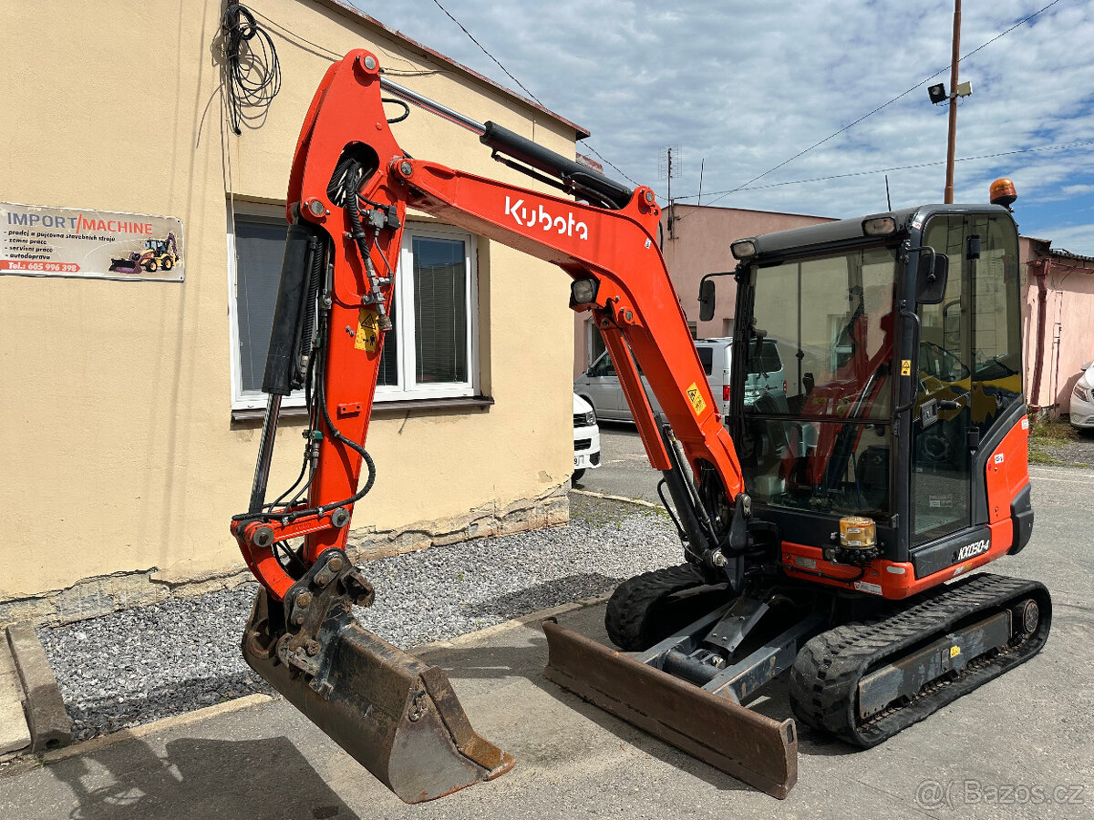 Pásový bagr Kubota KX030-4,1852mth,CENTRÁLNÍ MAZÁNÍ