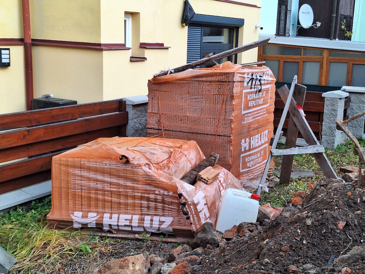Prodám cihly a 3 ks překladů helus