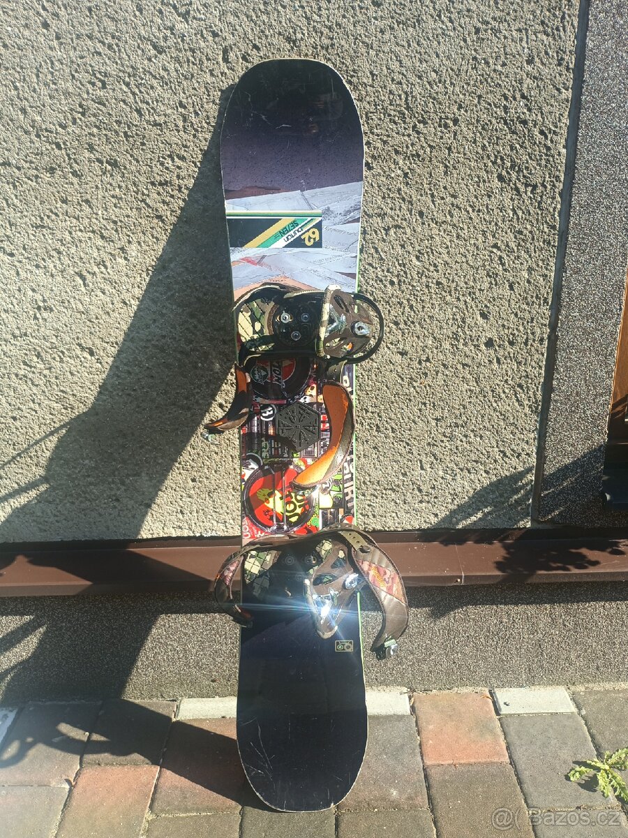 Prodám snowboard včetně vázání a bot