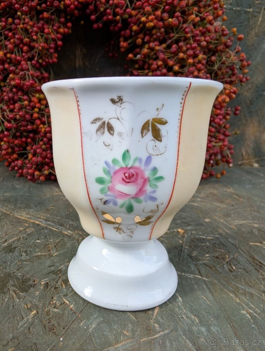 Starožitný porcelánový pohárek, růže.