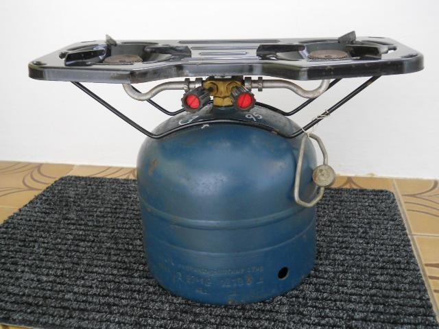 2 velké 33 kg propanbutanové lahve a 2 malé + vařič