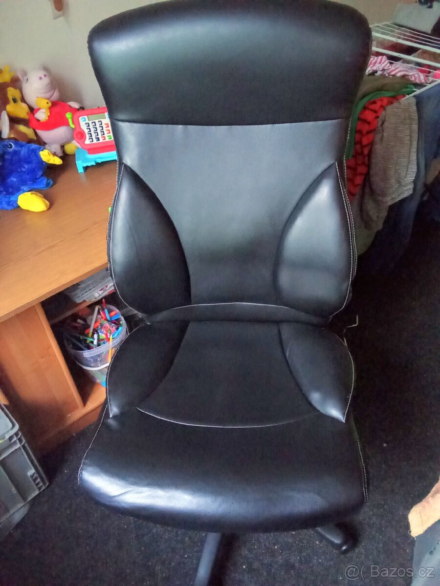 Kožené křeslo v pěkném stavu