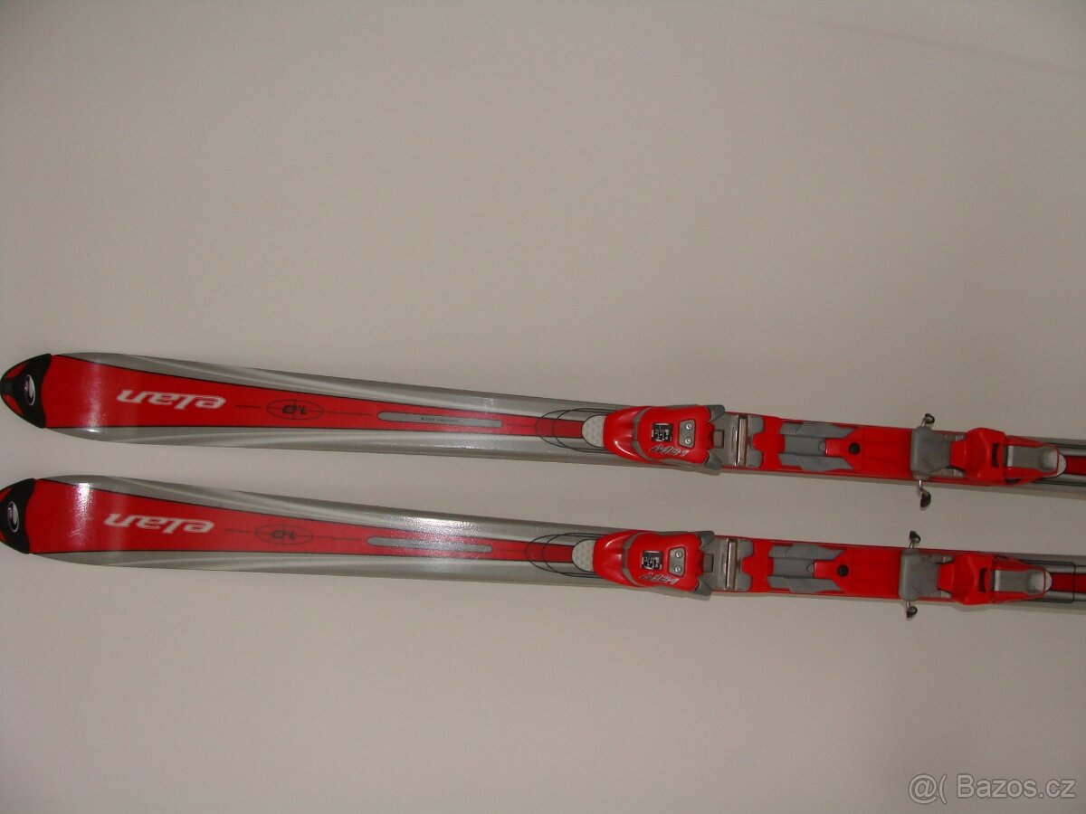 Lyže Elan a přeskáče Nordica