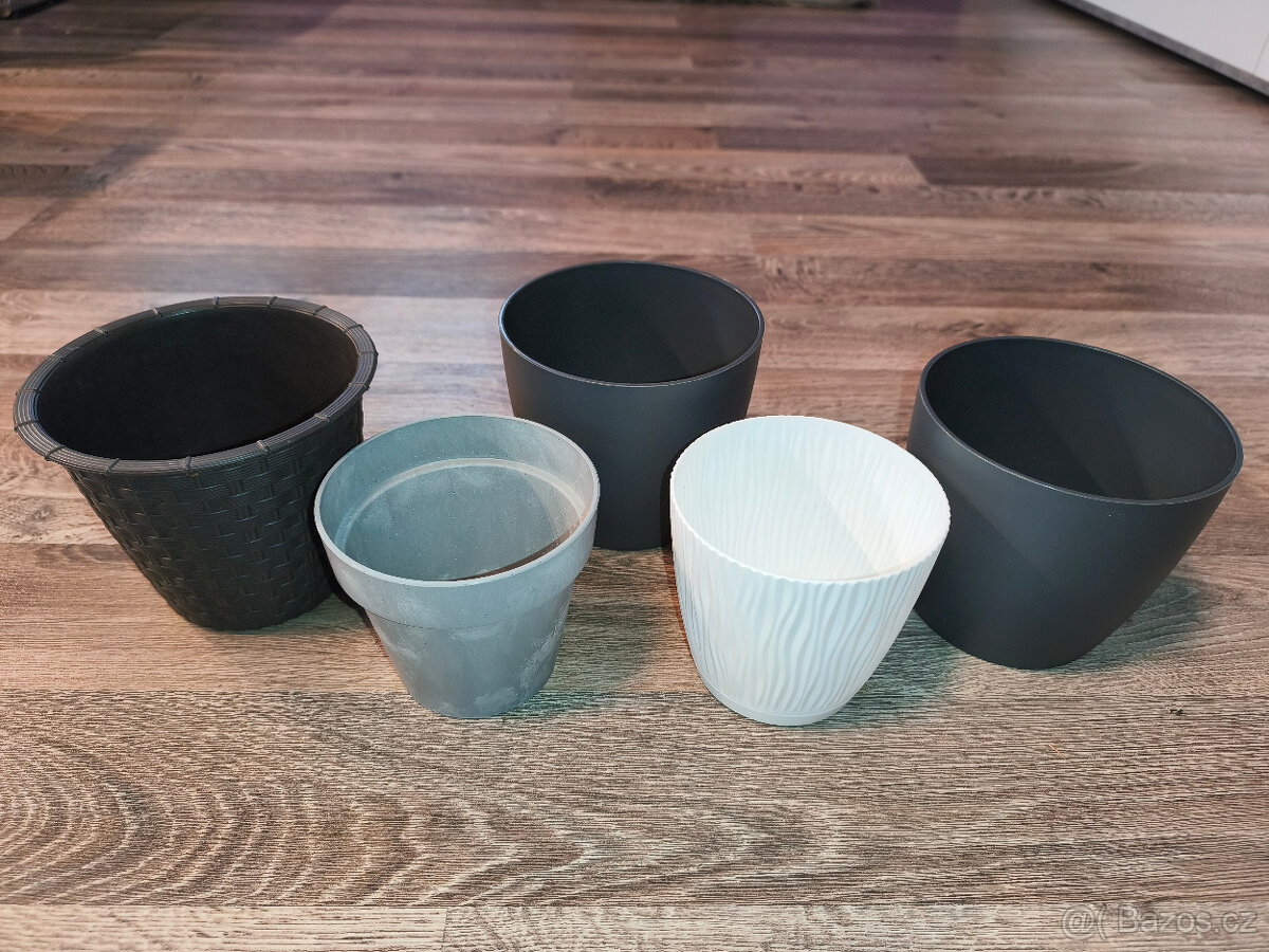 Sada 5 ks plastových květináčů + 4 ks květníků