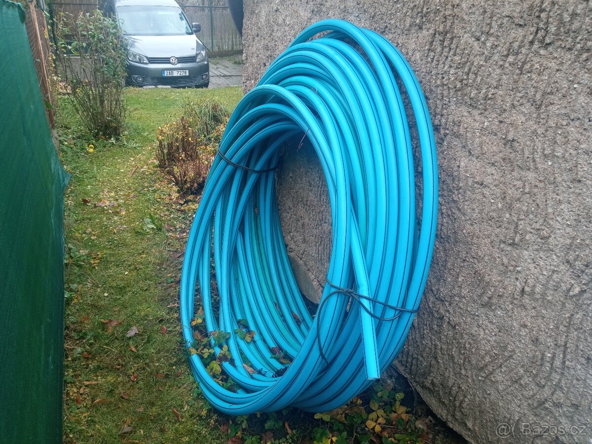 Plastová trubka cca 40m