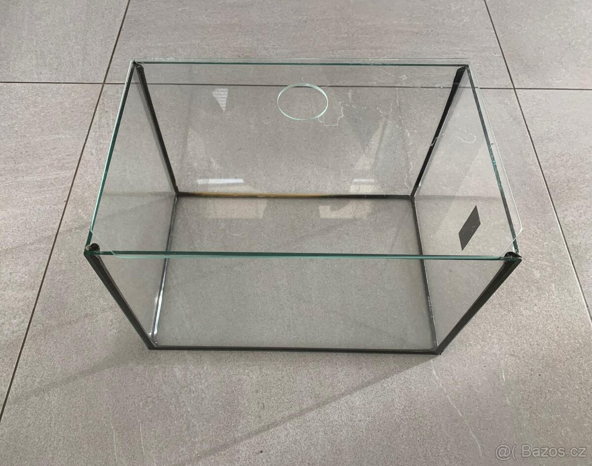 Male akvárium + vybavení