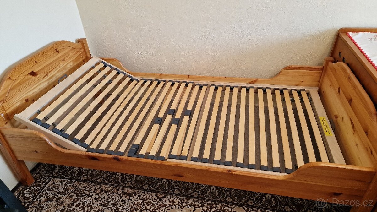 Dřevěná postel s polohovacím roštem