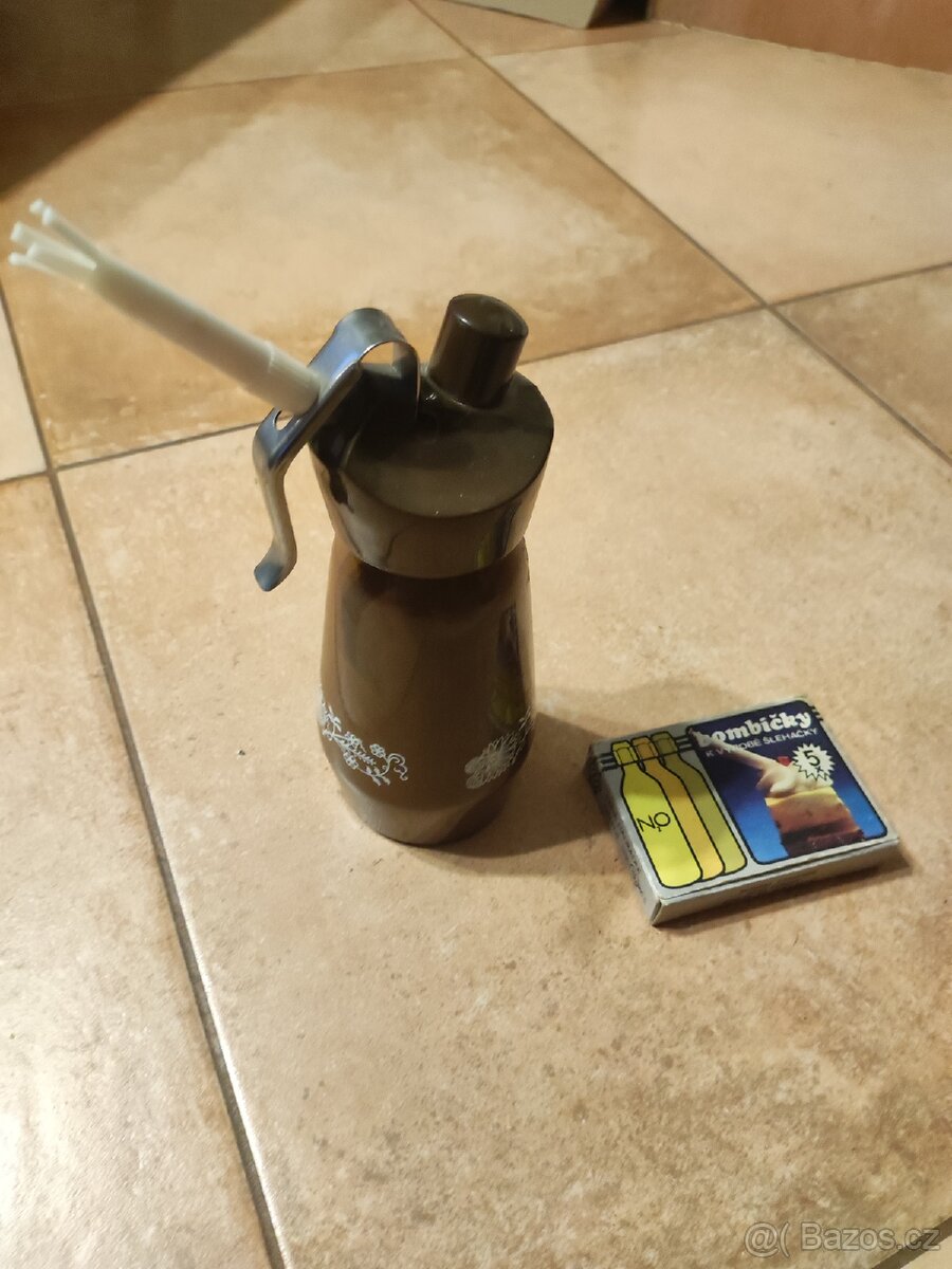 Retro láhev na šlehačku.