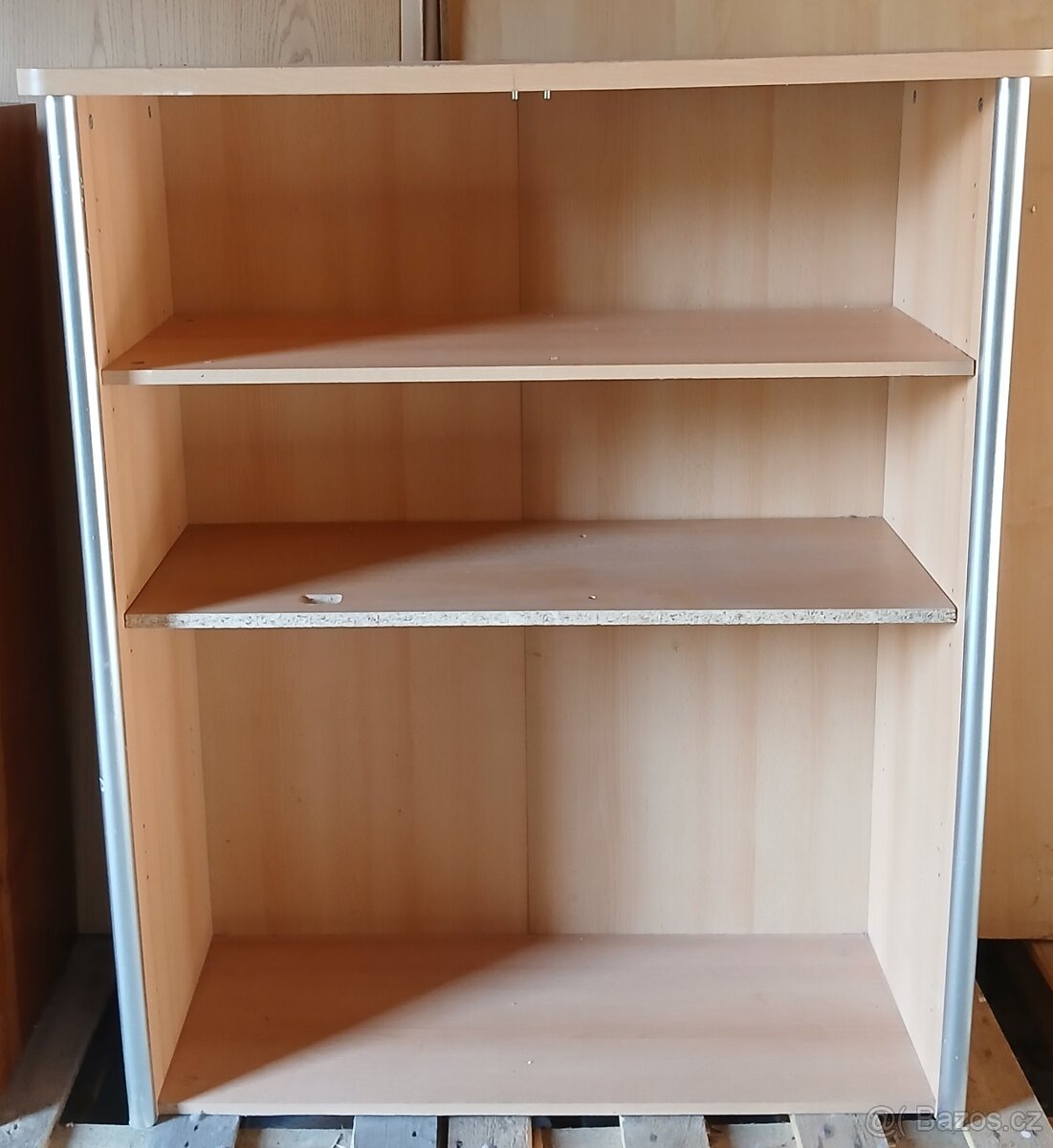 otevřená skříňka