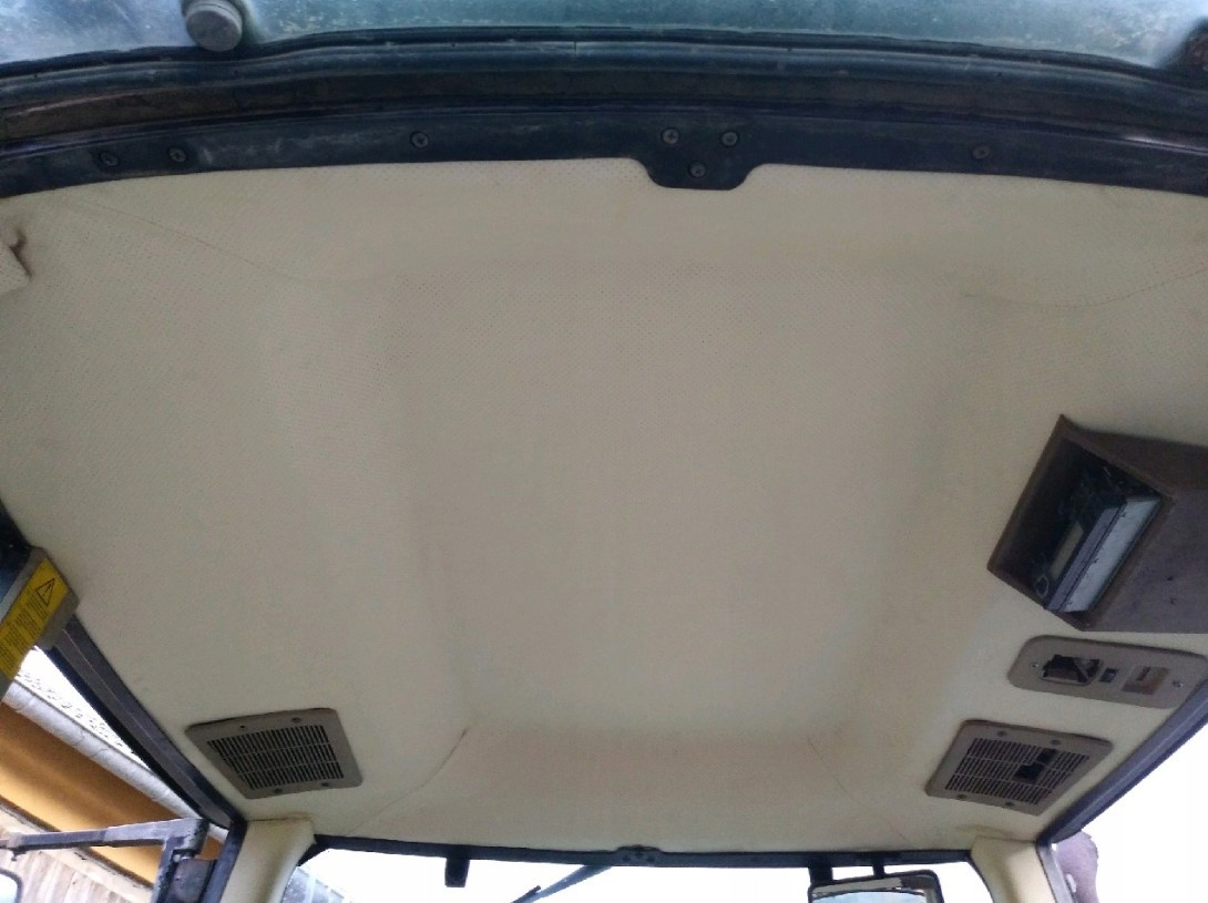 Čalounění stropu kabiny John Deere – řada 6000