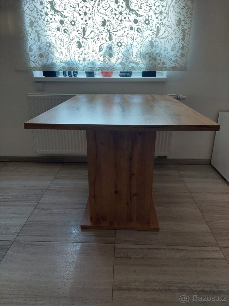 Dřevěný jídelní stůl