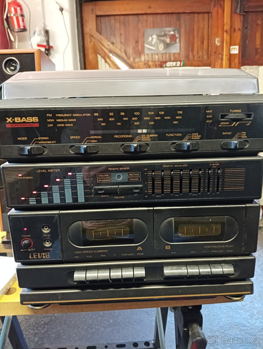 Stereo věž Levis.