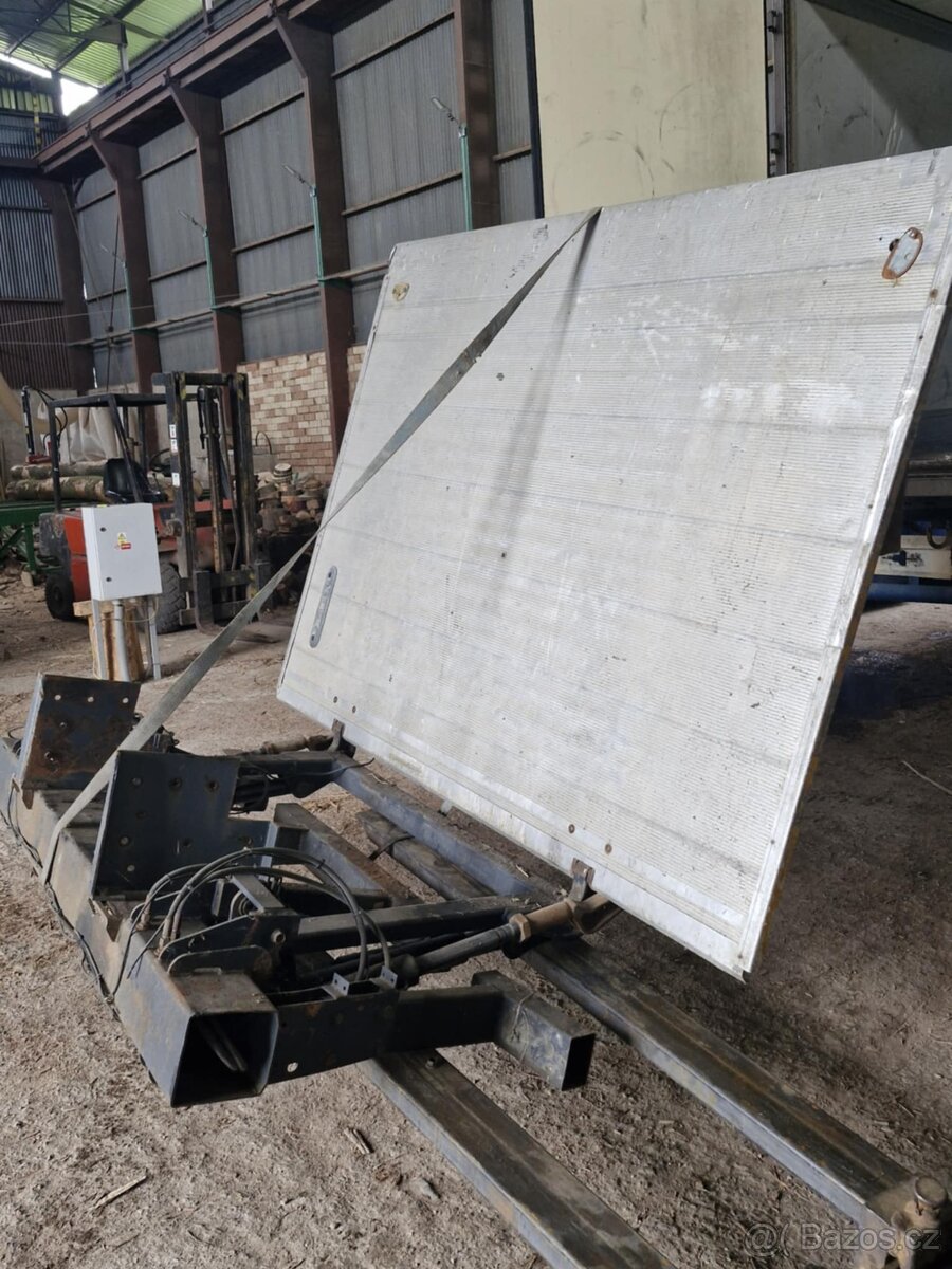 Hydraulické čelo na nákladní vozidla