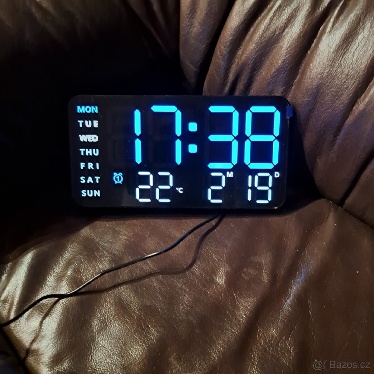 Nástěnné hodiny s budíkem.