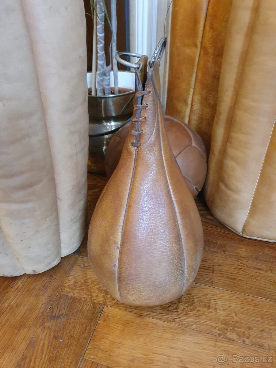 Retro kožená boxovací hruška