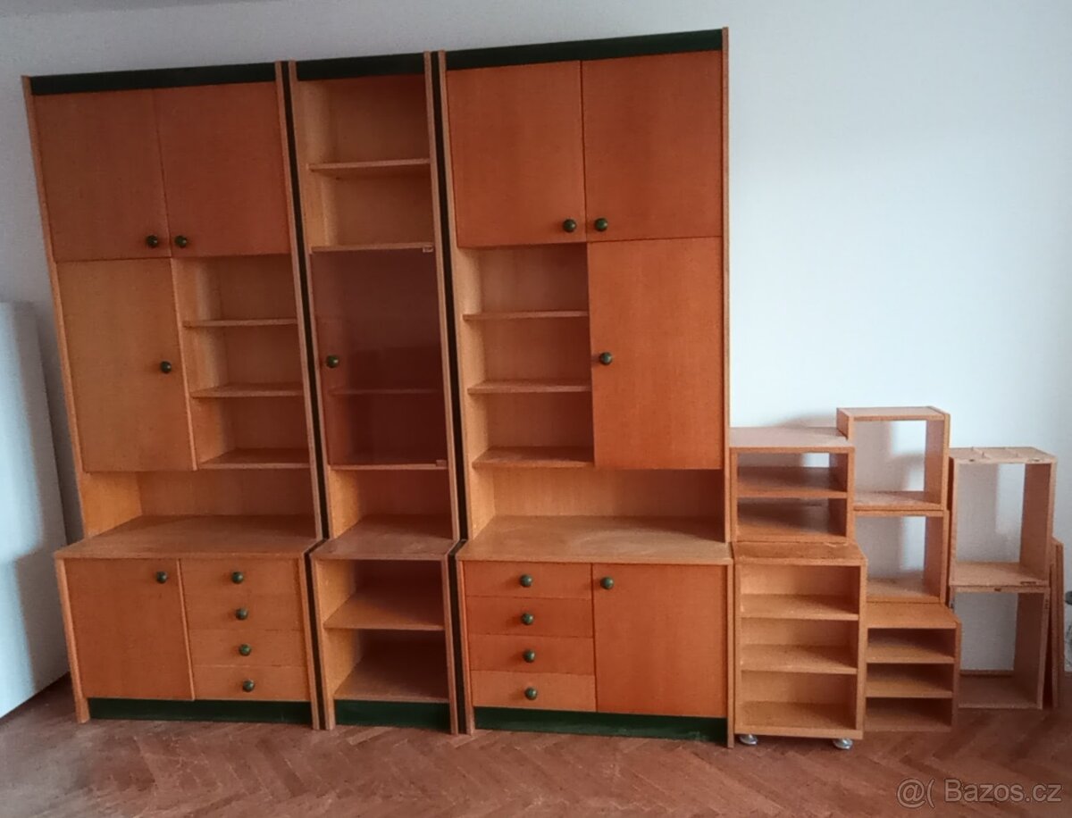 skříně a poličky