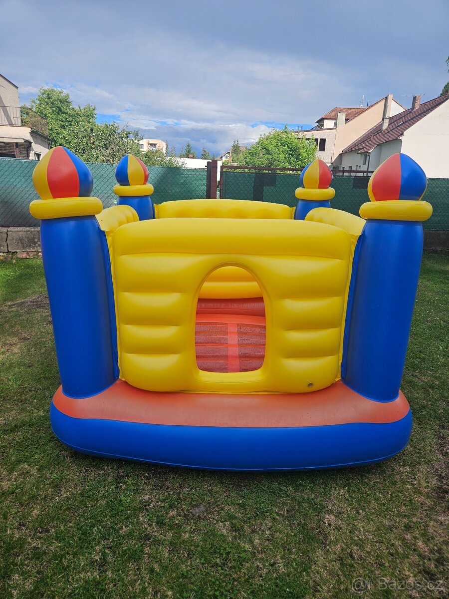 Nový skákácí hrad