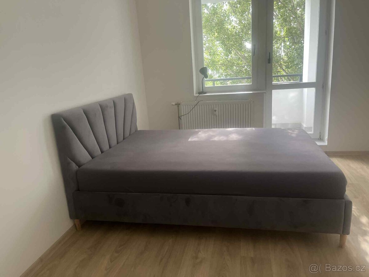 Krásná queen 140 postel