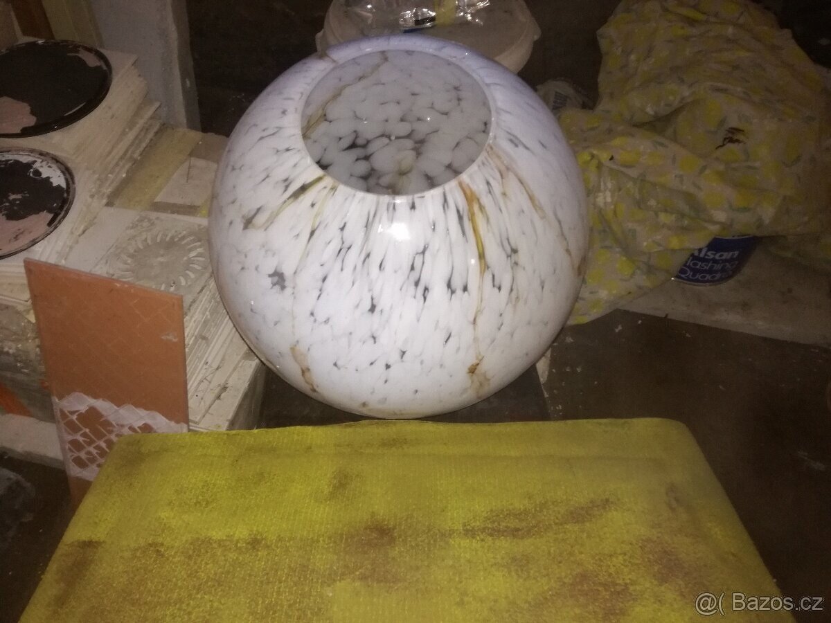 skleněné stínidlo na lampu ne poškozené velké super stavu.