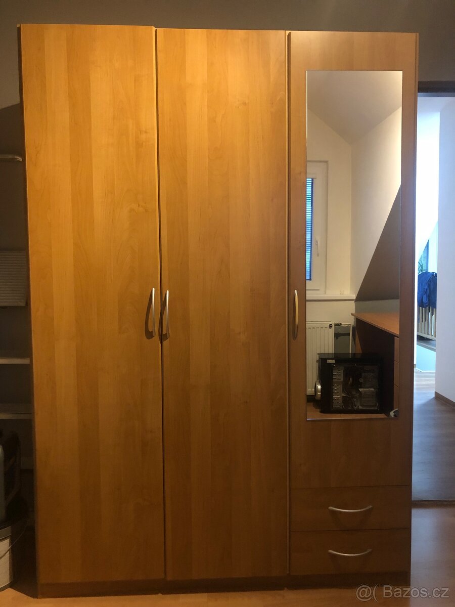 Šatní skříň + kolečková židle