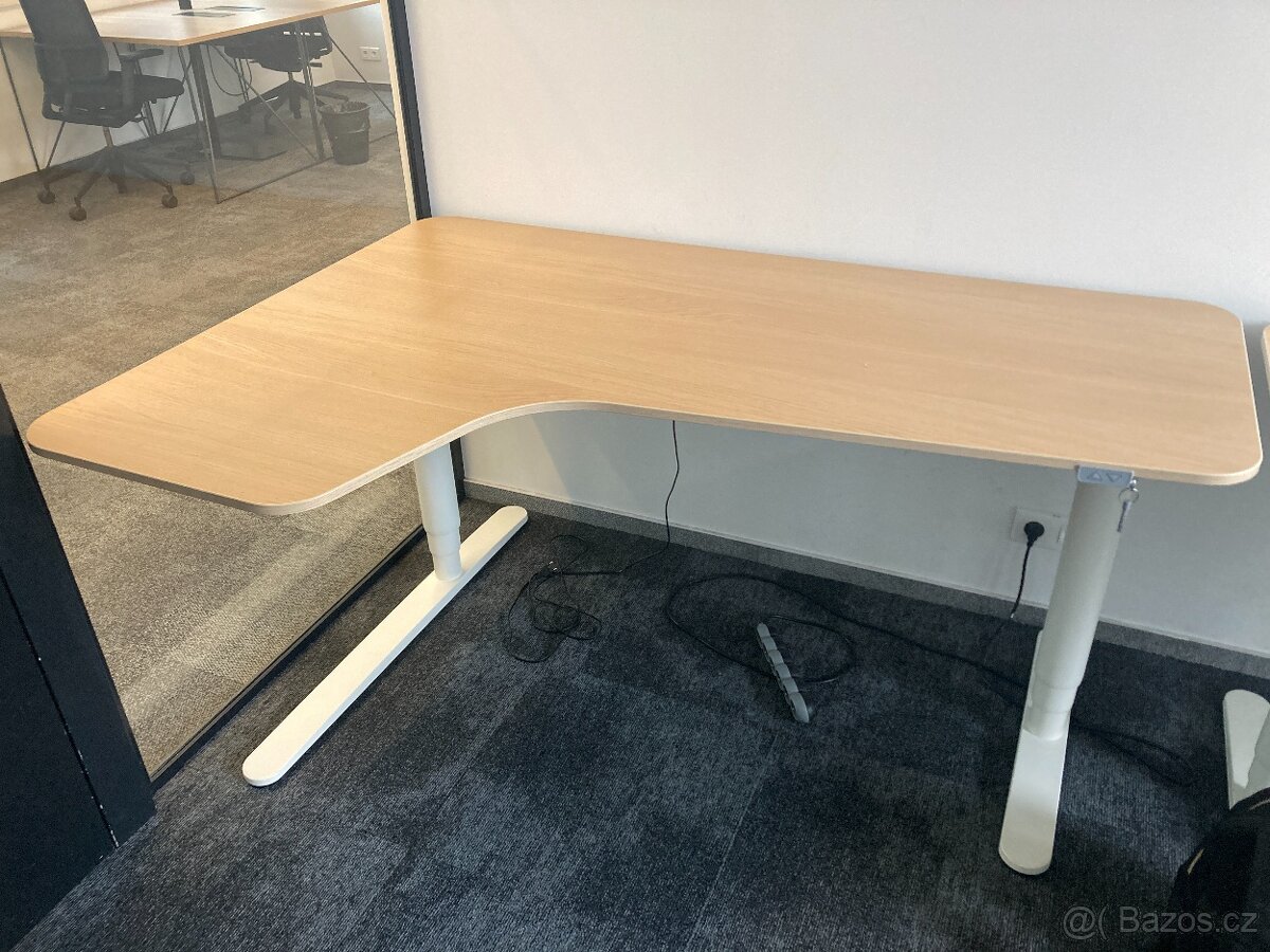 IKEA polohovatelný kancelářský stůl BEKANT levý roh