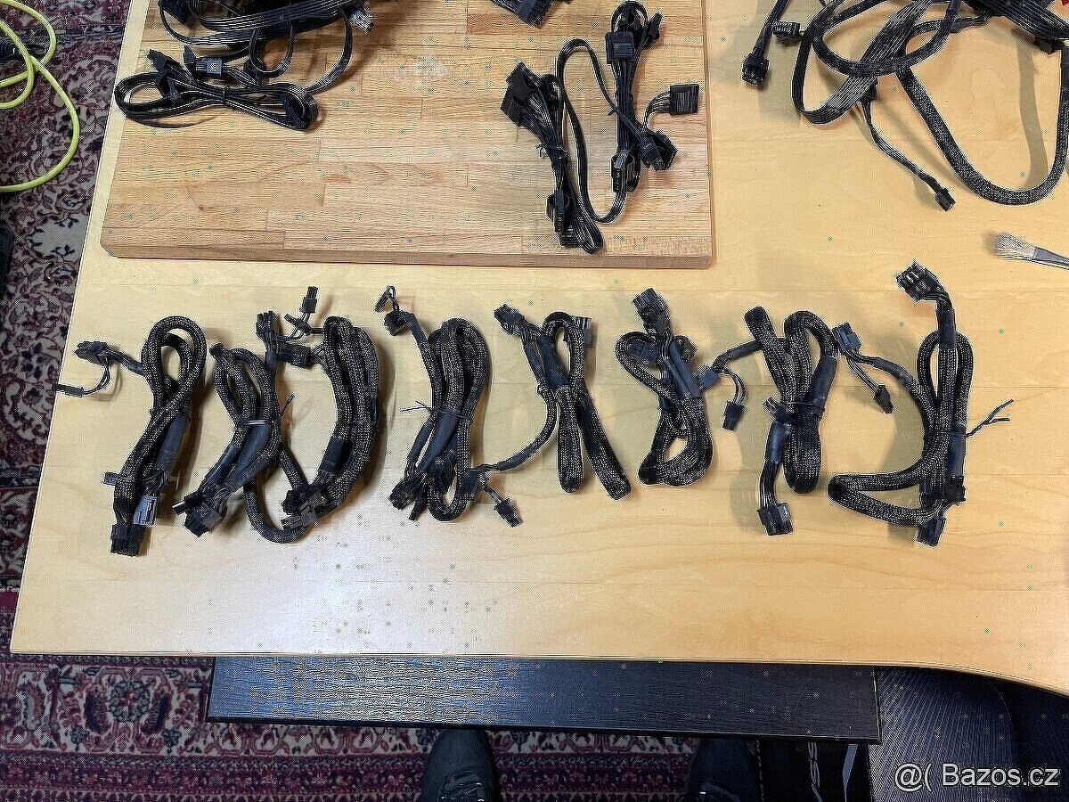 Mix modulárních kabelů k různým zdrojům Corsair