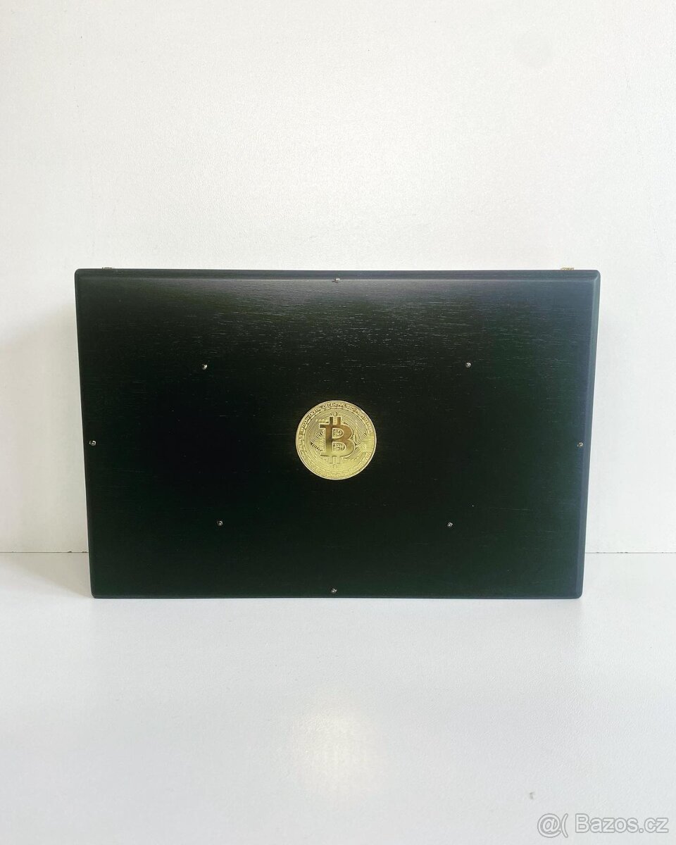 Černý humidor se zlatým zdobením