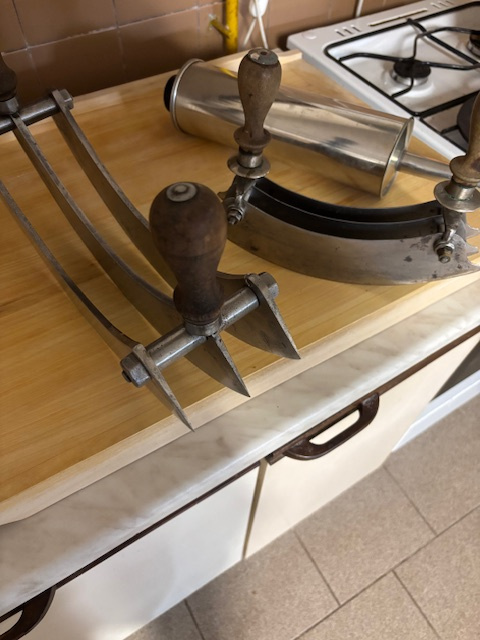 Prodáme řeznické nářadí a nádoby