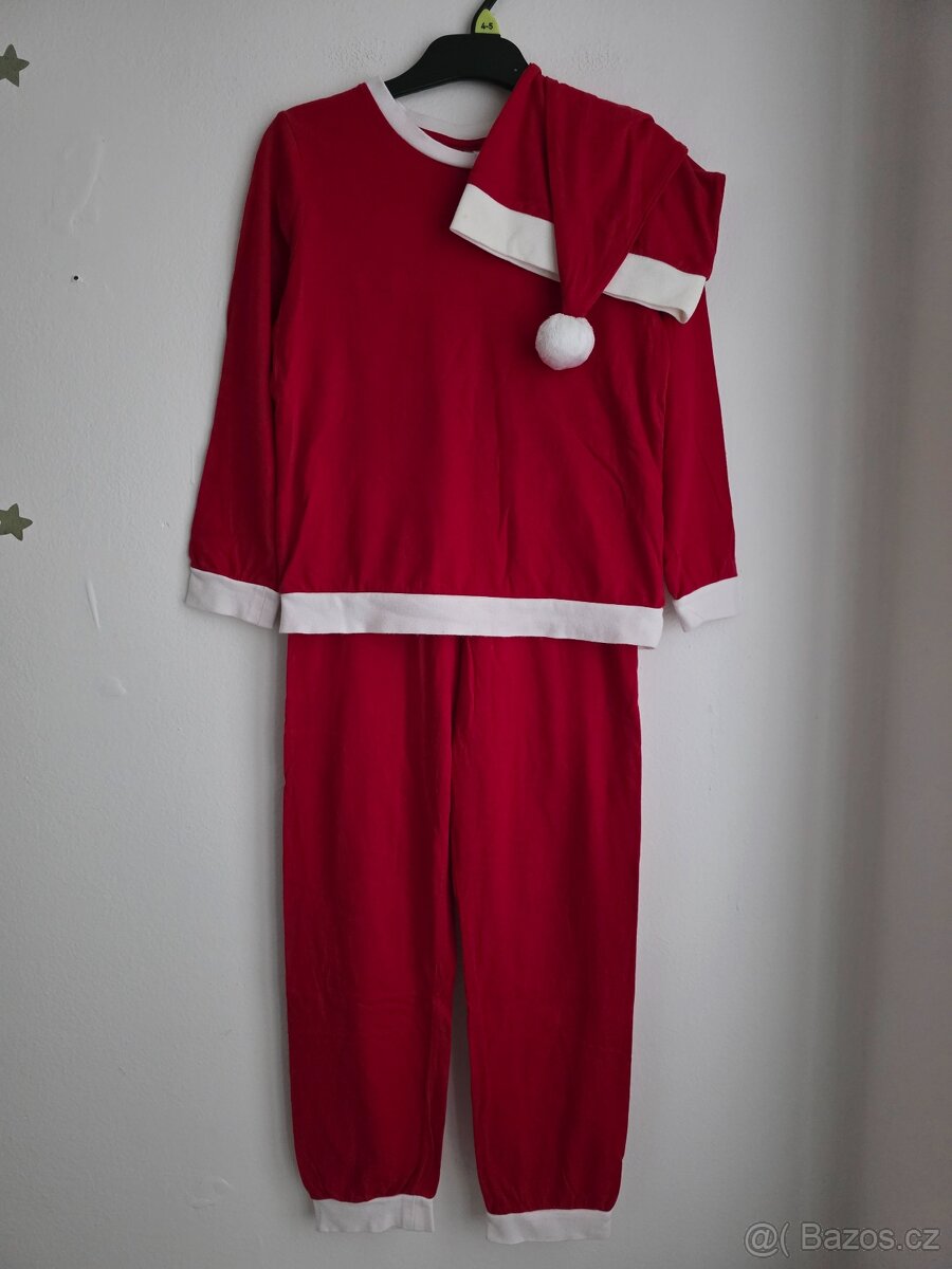 Červené pyžamo H&M a vánoční čepice