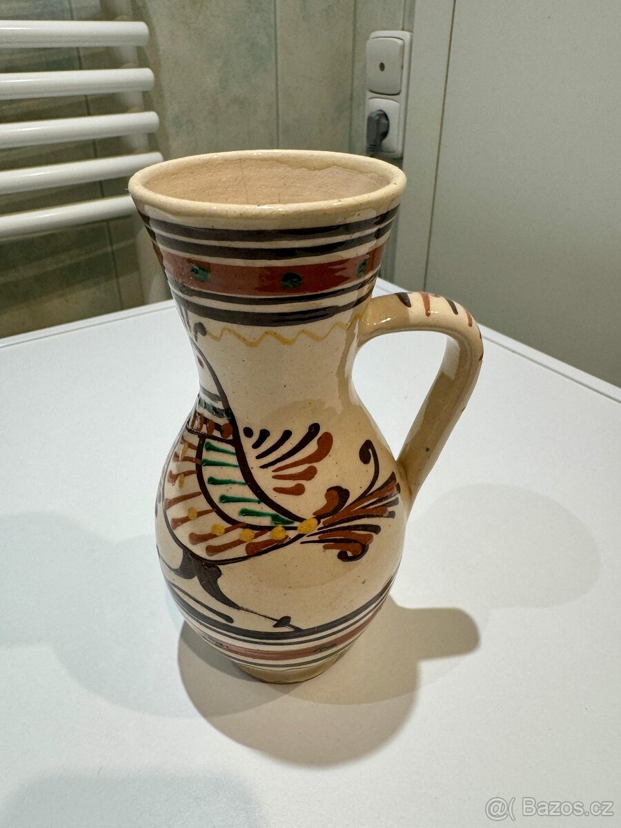 Ručně malovaný keramický džbán v tradičním lidovém stylu