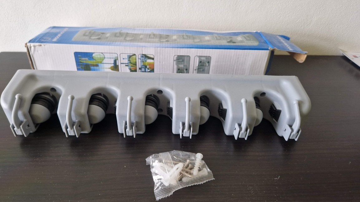 Držák na úklidové pomůcky / nářadí