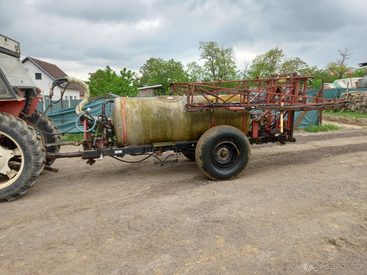 postřikovač 18 m nádrž 2000L