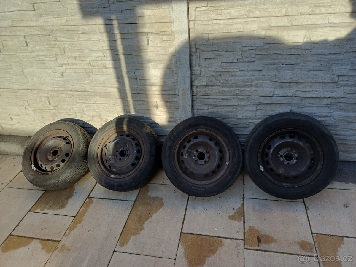 4ks letních pneu 185/65 R4 na plechových discích