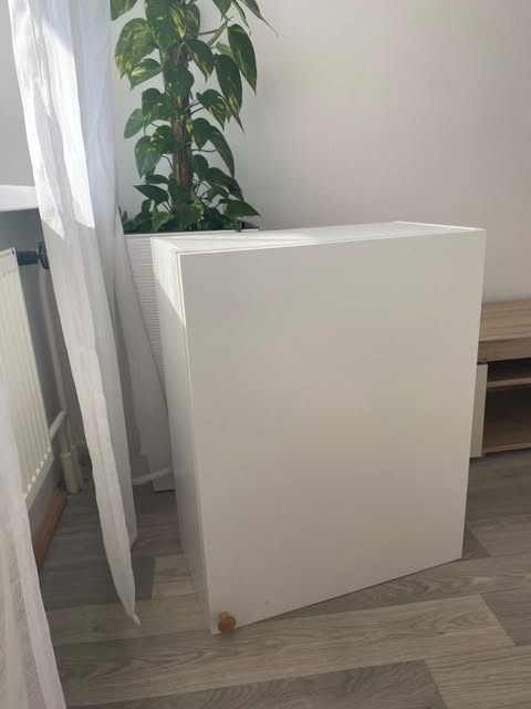 Bílá skříňka s poličkou – 75 × 60 × 31 cm