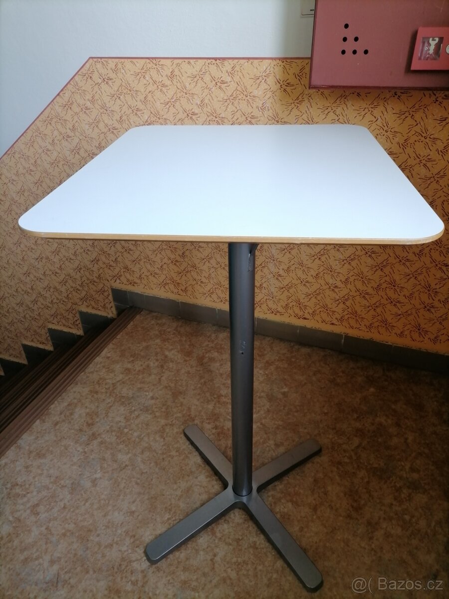 Barový stůl