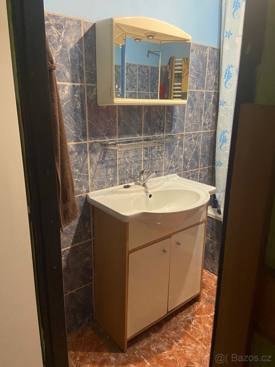 Daruji koupelnovou skříňku se zrcadlem