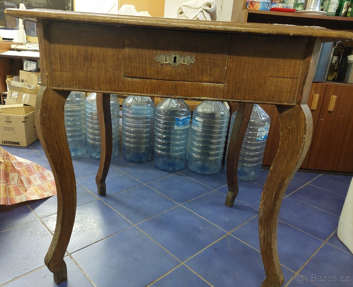 starožitný stůl