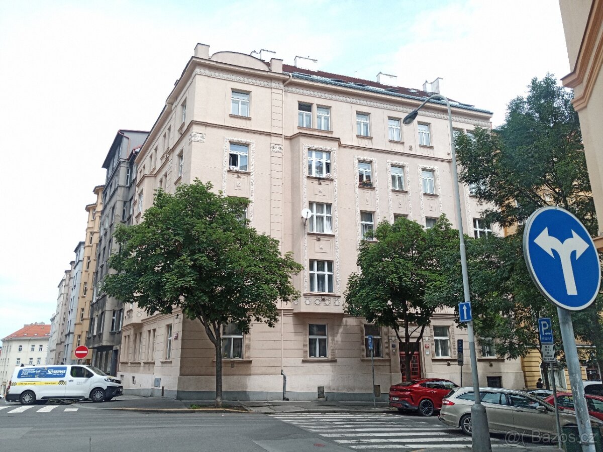 Levný pronájem malého skladu na Praze 3 u vysílače Žižkov
