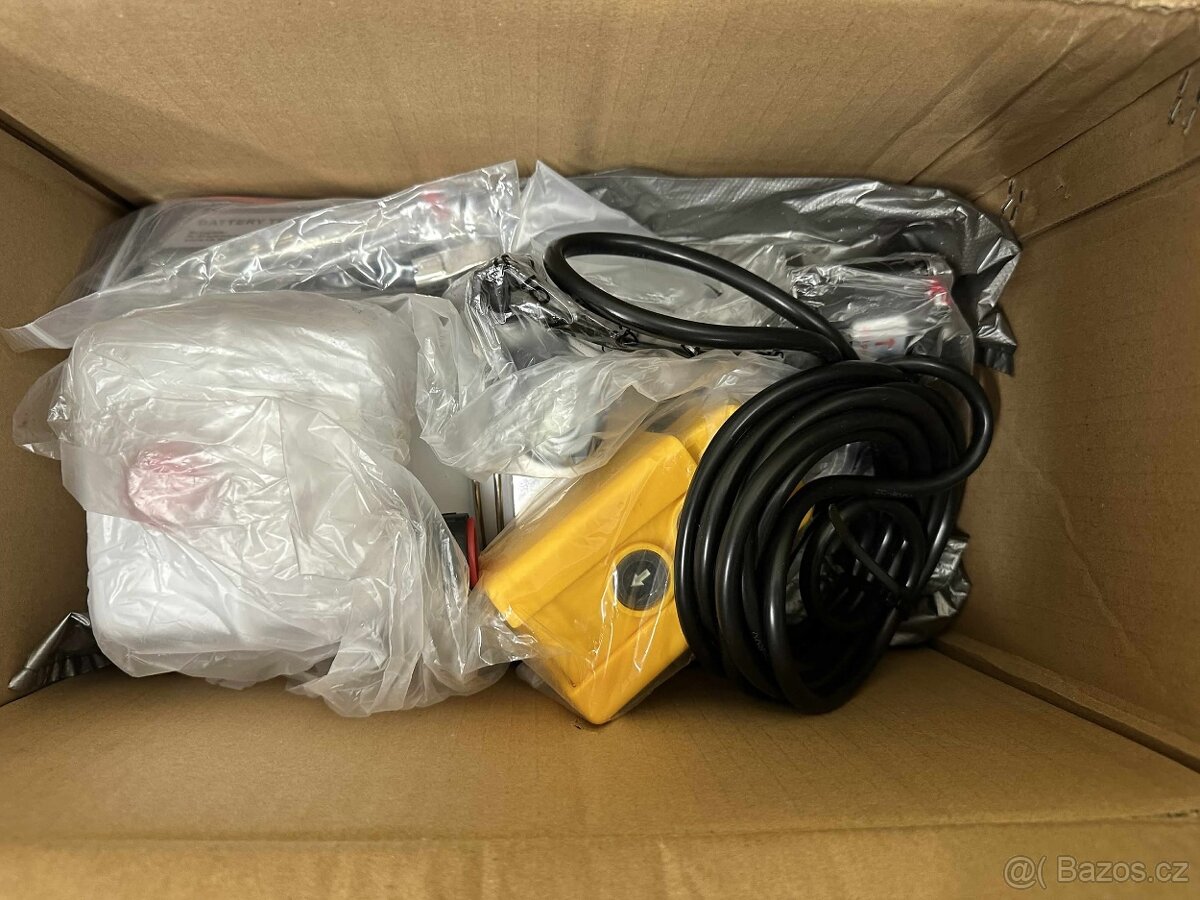 hydraulická pumpa 12V (pouze rozbalená)