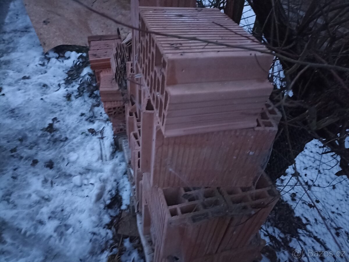 šamotky,cihly,traverzy,kolejnice,komínové roury