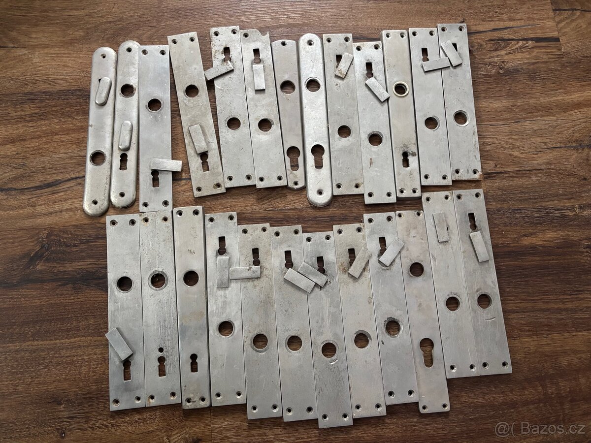 Dveřní štítky, kování