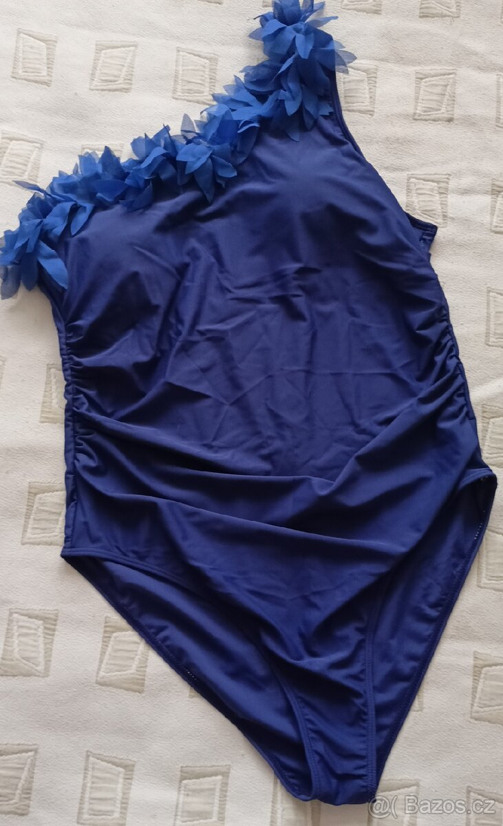 NOVÉ Elegantní plavky s květinovým detailem velice sluší XXL