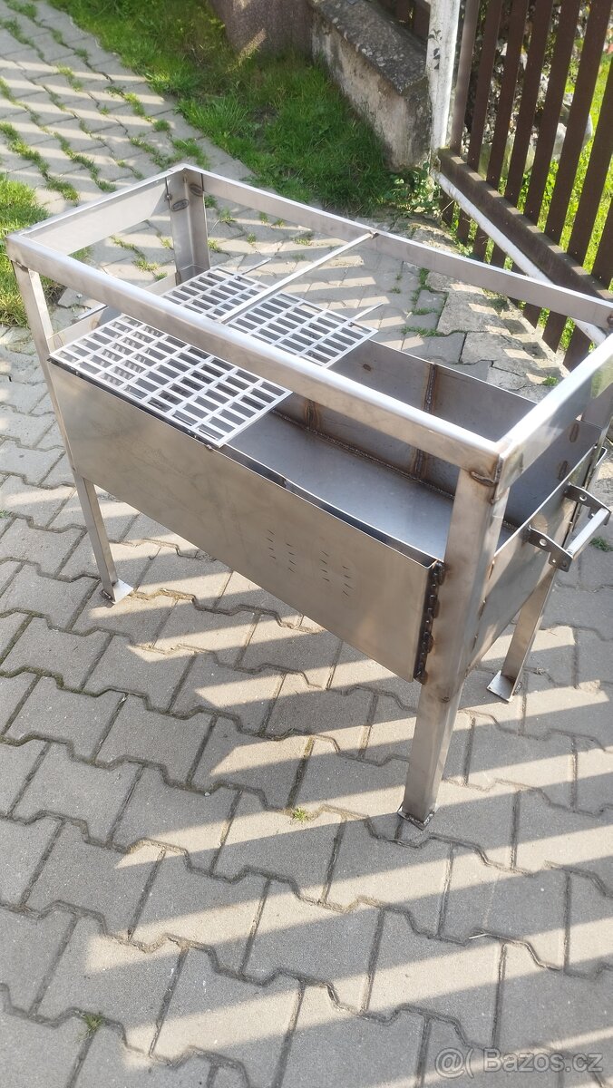 Gril na klobásy, makrely, špíz