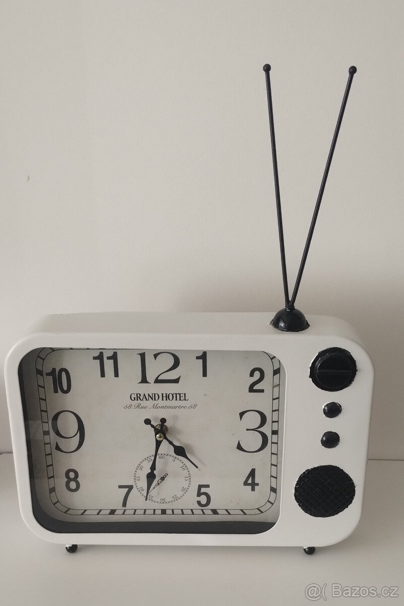 hodiny ve tvaru rádia
